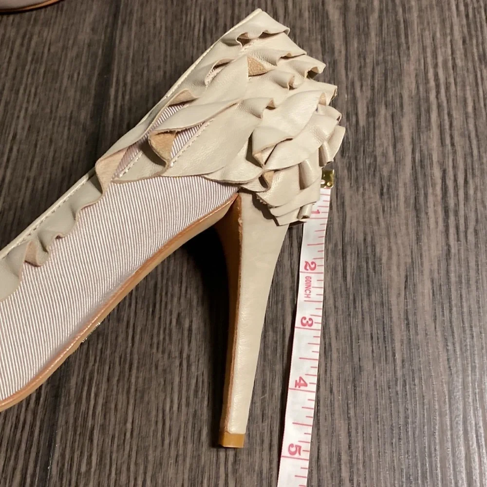 Badgley Mischka Leather Ruffle Stiletto 5” Heel Pumps . Size 9.